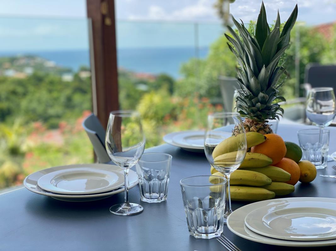 Location villa Trois Ilet Martinique 2 chambres - table extérieure